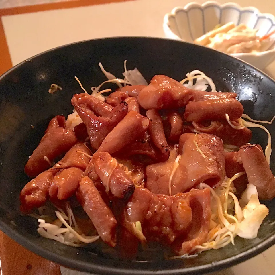 宿ぐらしの晩ごはん⭐️⭐️⭐️
牛ホルモン焼き丼  マカロニサラダ|ぽんたさん