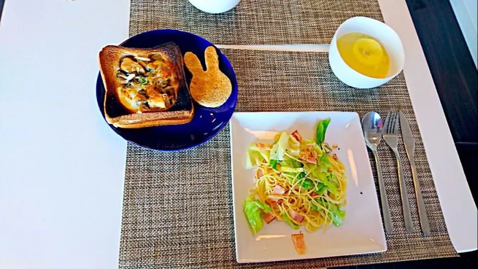 Snapdishの料理写真:今日の昼食 キャベツのパスタ、鮭缶の食パンキッシュ、最中入りコーンスープ|pinknari🐰🌈さん