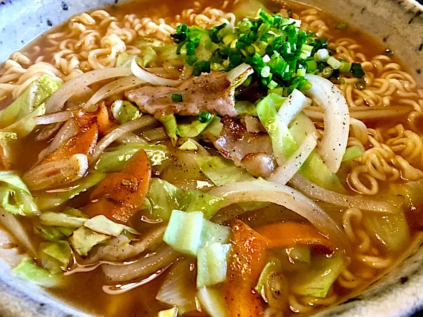 Snapdishの料理写真:チャンポン風みそラーメン
#サッポロみそラーメン
#ニンニク入り
#麺好き男のランチ|mottomoさん