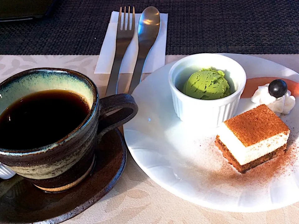 抹茶アイスティラミス！
林檎のワイン煮🍎🍷|アライさんさん