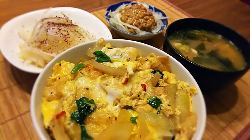 ﾎｳﾚﾝ草と玉ﾈｷﾞのきつね卵とじ丼～
の晩ごはん✨|kaz(*･ω･)さん