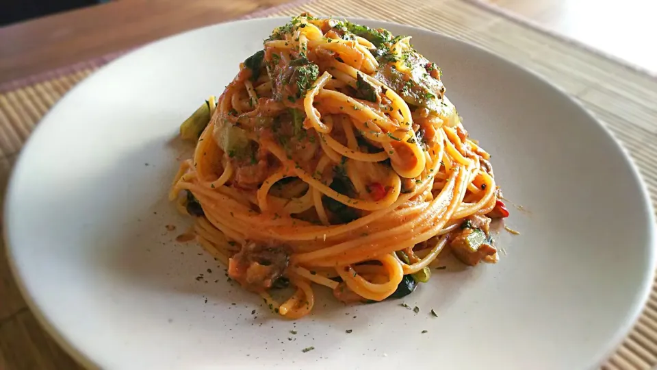 Snapdishの料理写真:鯖味噌缶とﾎｳﾚﾝ草のﾄﾏﾄｸﾘｰﾑﾊﾟｽﾀ～🍝
の昼ごはん✨|kaz(*･ω･)さん