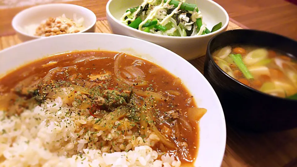 鯖味噌缶と玉ﾈｷﾞのﾄﾏﾄｶﾚｰ🍛
の晩ごはん✨|kaz(*･ω･)さん