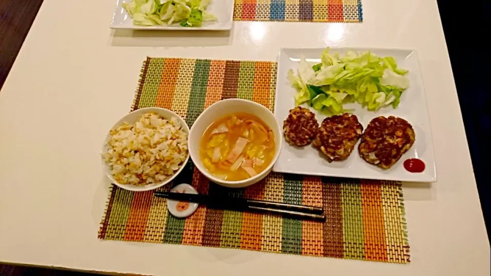 Snapdishの料理写真:今日の夕食 サバ缶とれんこんのハンバーグ、SDモニター☆甘酒使用の白菜スープ、麦ご飯|pinknari🐰🌈さん