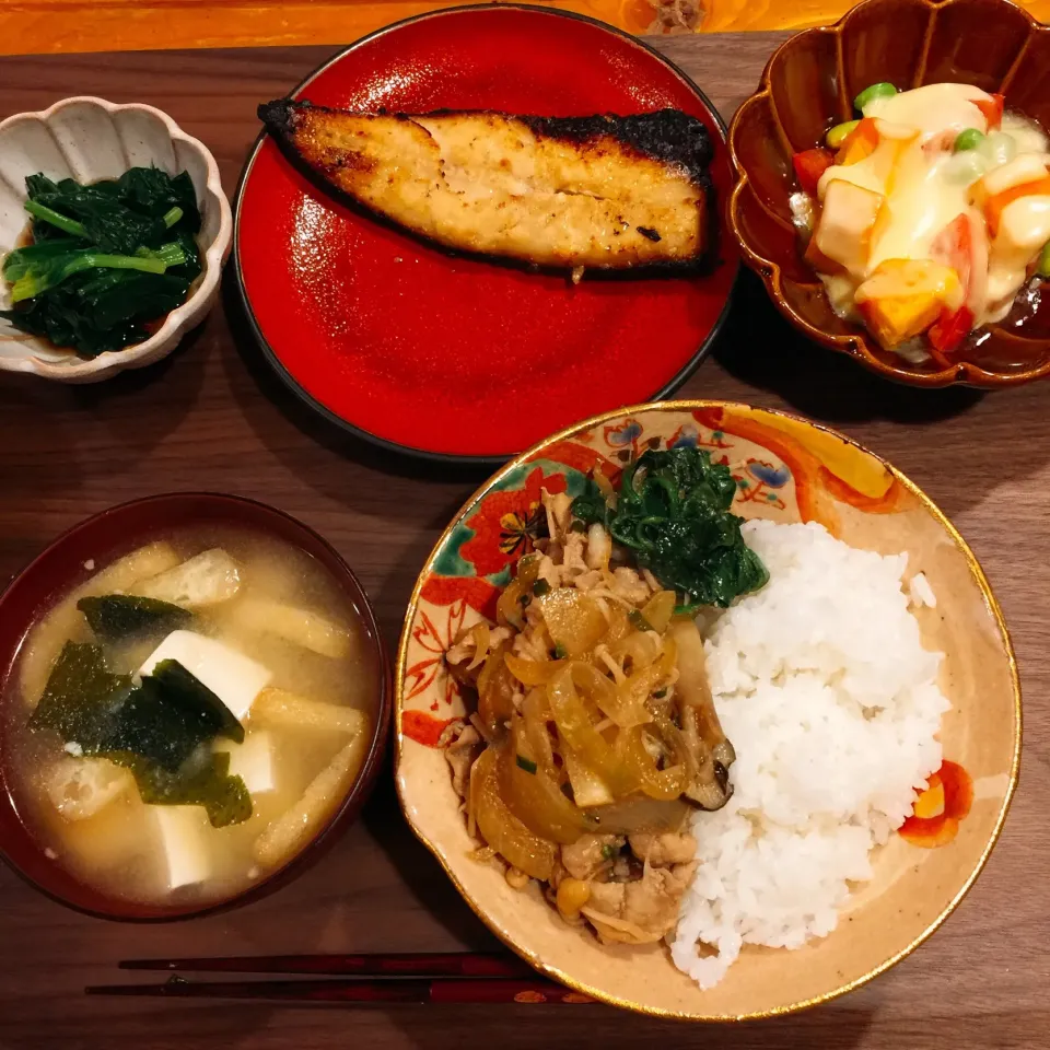 Snapdishの料理写真:豚丼、鯖の西京焼、ほうれん草のおひたし、かぼちゃトマトのチーズ焼き、味噌汁😋🥢|ぱさくまさん