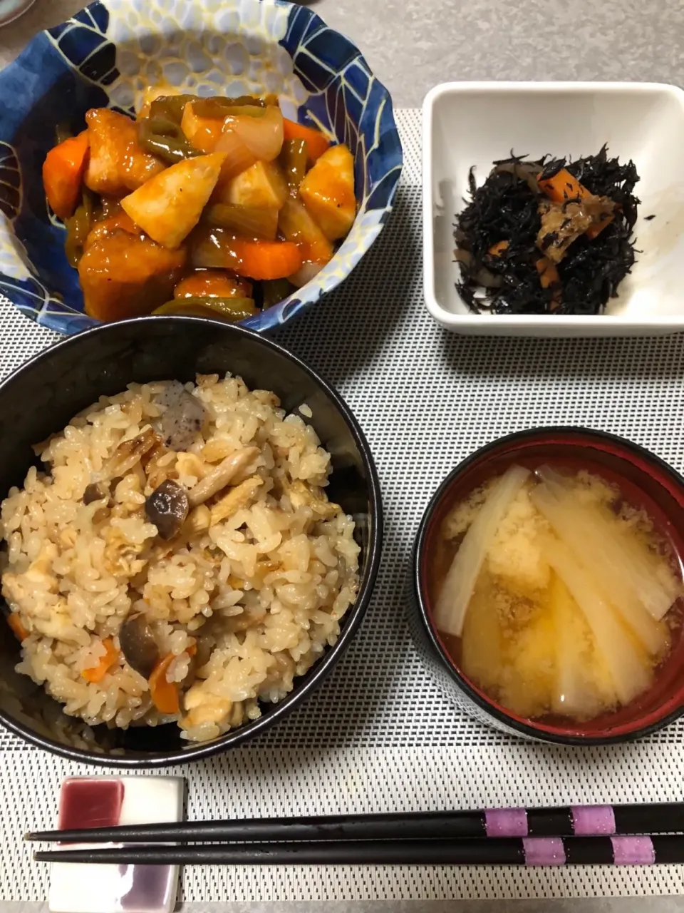 酢豚、炊き込みご飯、ひじきの煮物、お味噌汁|Kana Hashimotoさん