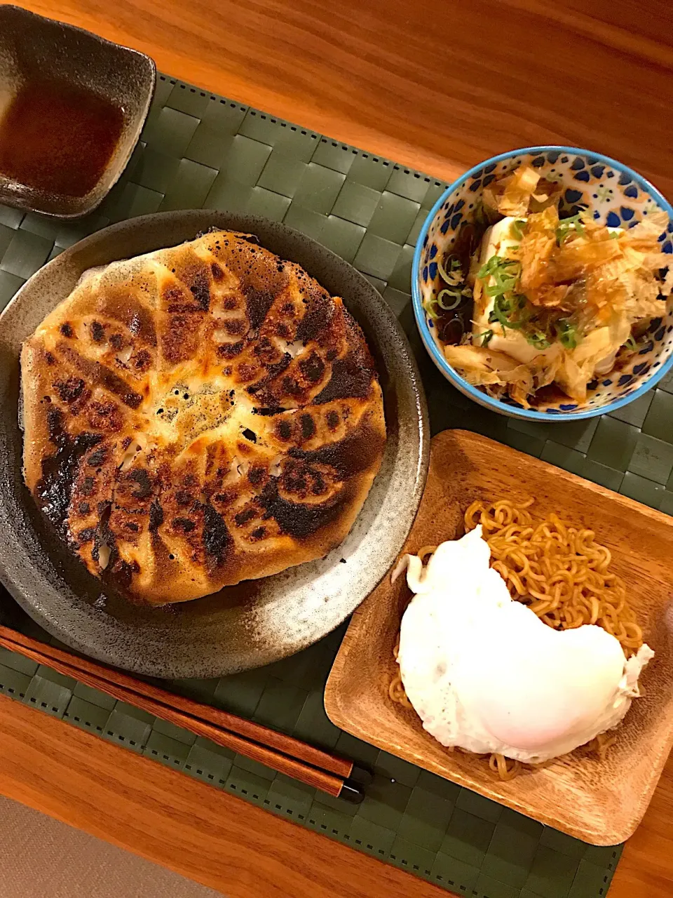 2018,11,25 相方さんのお夜食
#羽根つき餃子
#焼きそば目玉焼き乗せ
#冷奴|ATSUMIさん