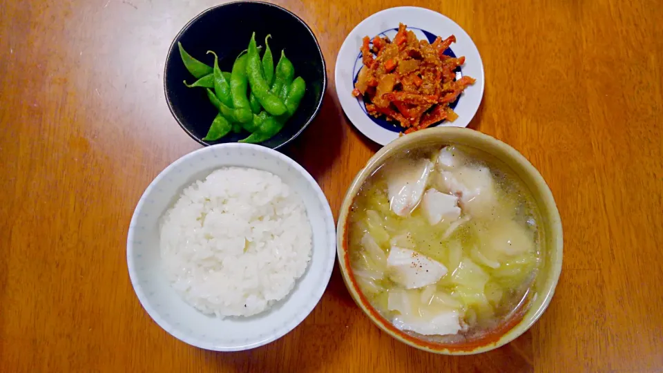 １１月２３日　鱈とキャベツの塩中華スープ　枝豆　にんじんと大根の皮のごま味噌炒め|いもこ。さん