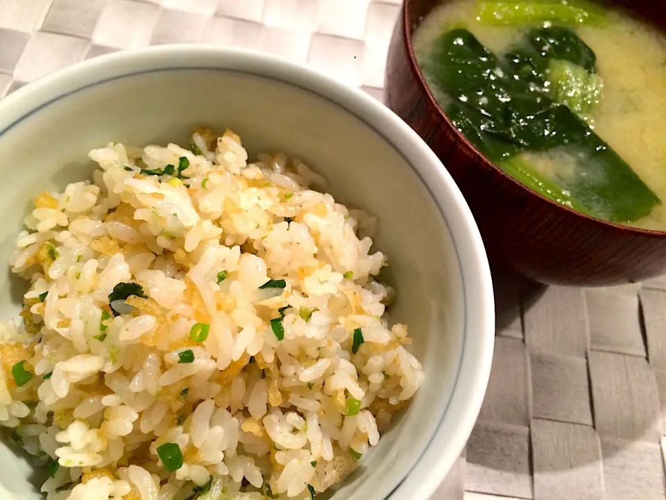 悪魔のご飯と小松菜の味噌汁
天かす、青ネギ、青のりを甘辛い出汁醤油で和えて、炊きたてのご飯に混ぜました。|doc3387さん