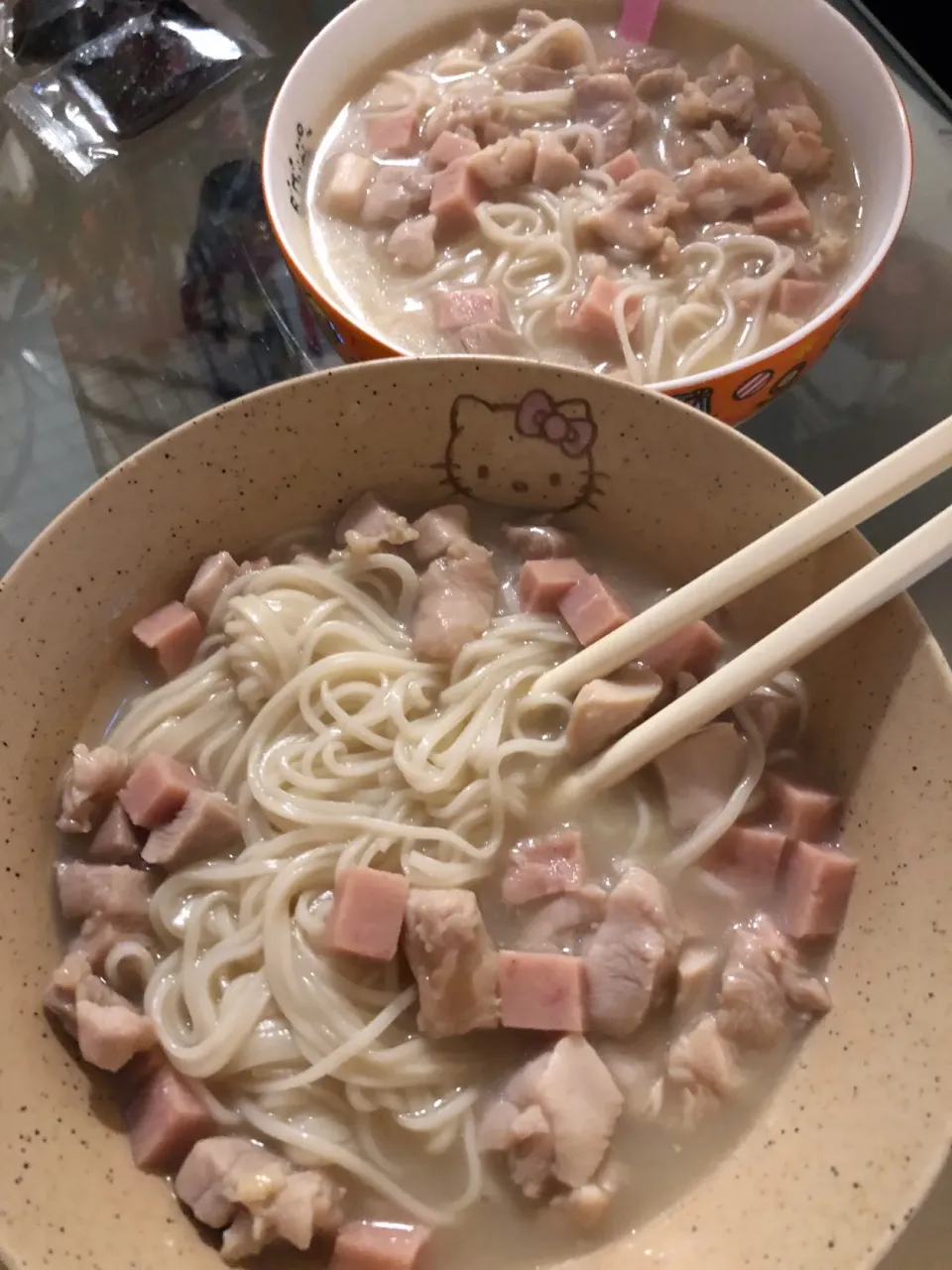 Tender chicken bits with soft noodle and veggies 嫰雞煨麵|Karen Laiさん