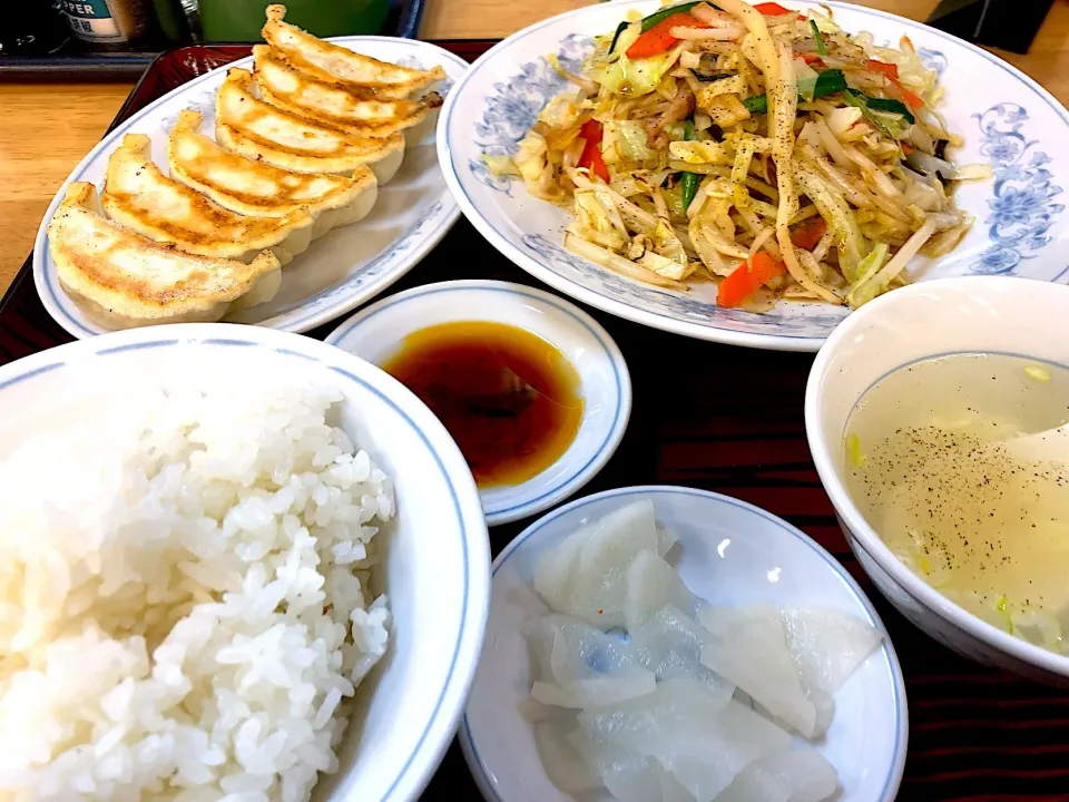 野菜炒め餃子セット ぎょうざの満州
#餃子  #野菜炒め定食 #お新香付き  #中華スープ  #ぎょうざの満州  #定食ランチ #定番定食 #餃子最高|sakumaさん