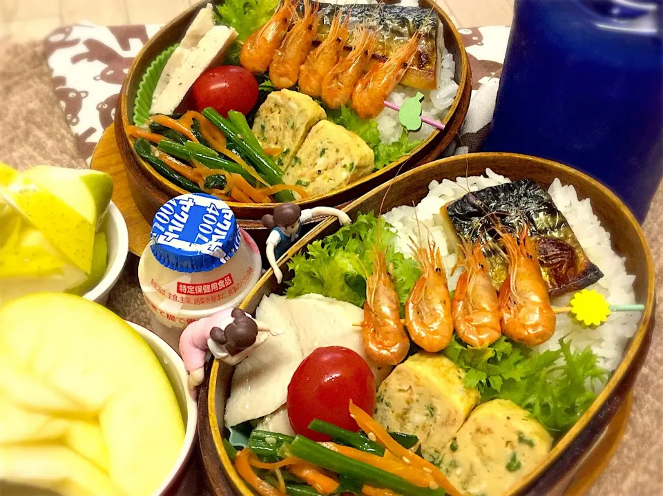 鶏胸肉のハーブオリーブ煮&塩サバ焼き&花エビ🦐とわけぎの出汁巻き玉子&ほうれん草と人参🥕のナムル&川エビのカリカリゴマ炒め串&わさび菜&プチトマト🍅&りんご🍎の夫婦お弁当♪

 #フチ子  #弁当 #青リンゴ|桃実さん