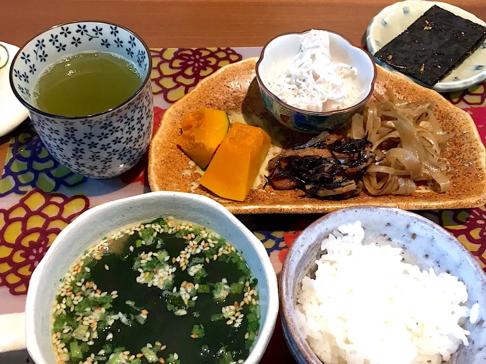 朝ごはん
かぼちゃの煮付け、きんぴらゴボウ、ひじきの煮物、山芋酢漬け、しらす干し、白米、ワカメスープ、緑茶|かよちゃんさん