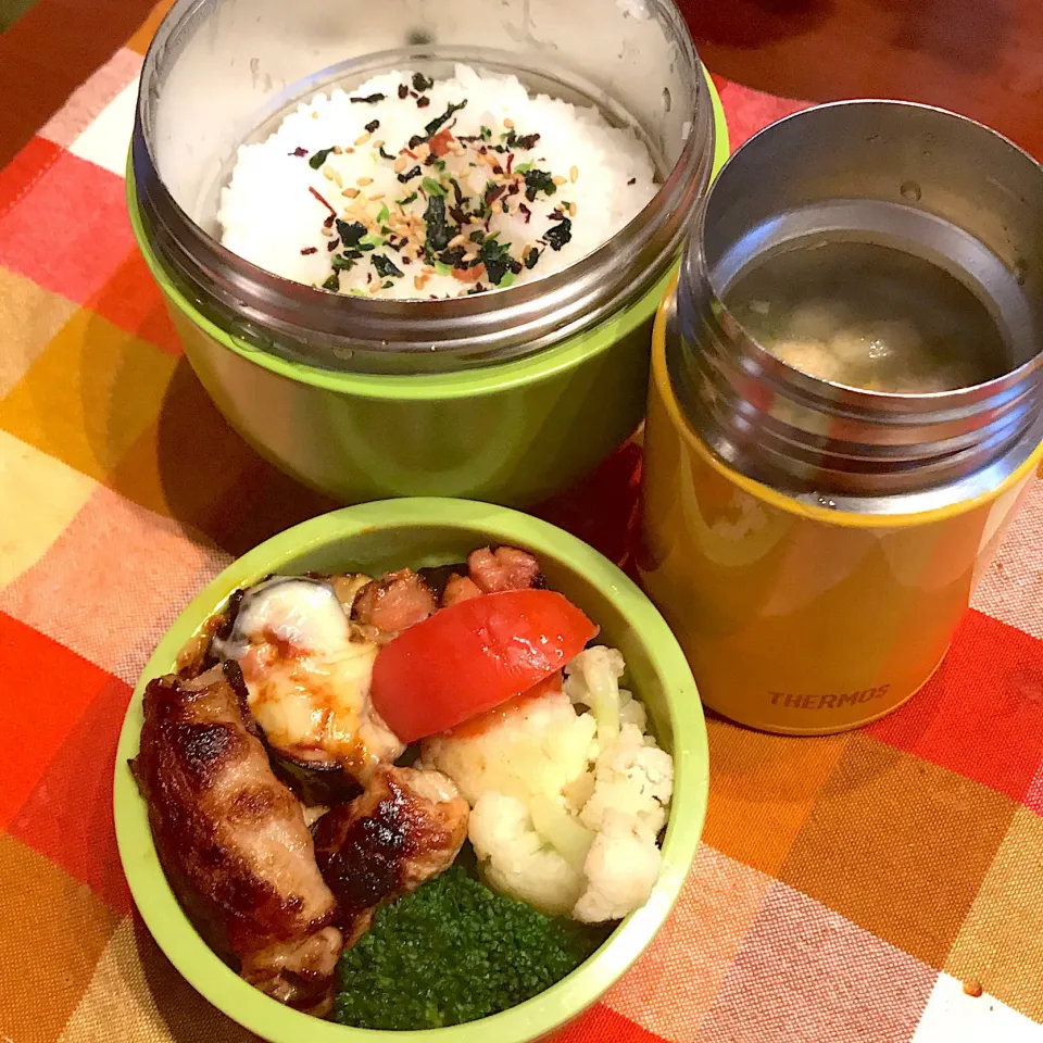 Snapdishの料理写真:今日のお弁当🍱
肉巻き
あたたかいごはんと
お味噌汁♪

11月最終週
頑張ってまいりましょう٩( 'ω' )و|mokoさん