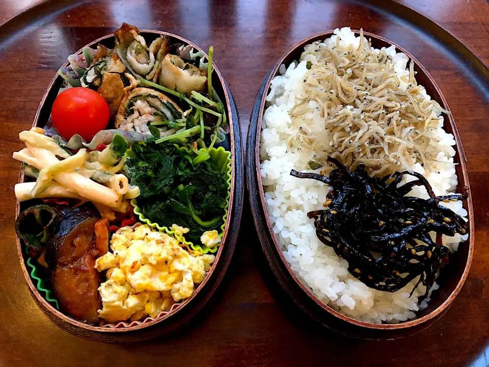 Snapdishの料理写真:本日もお弁当🍱豚肉と大葉のまきまき🥓ナスのトマト炒め（セゾンファクトリーのトマトケチャップ使用）ほうれん草のおひたし🥬豆苗と塩昆布のナムル🌮卵焼き🥚マカロニサラダ🥗（セゾンファクトリーのサウザンアイランドドレッシング使用） #息子弁当  #わっぱ弁当  #豚肉巻き  #大葉入り  #茄子  #トマト  #トマトケチャッ|Yukie  Toriseさん