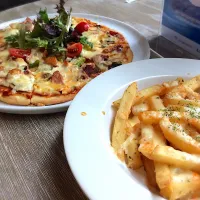 Pizza and Mozza Fries|Principle In Eateryさん