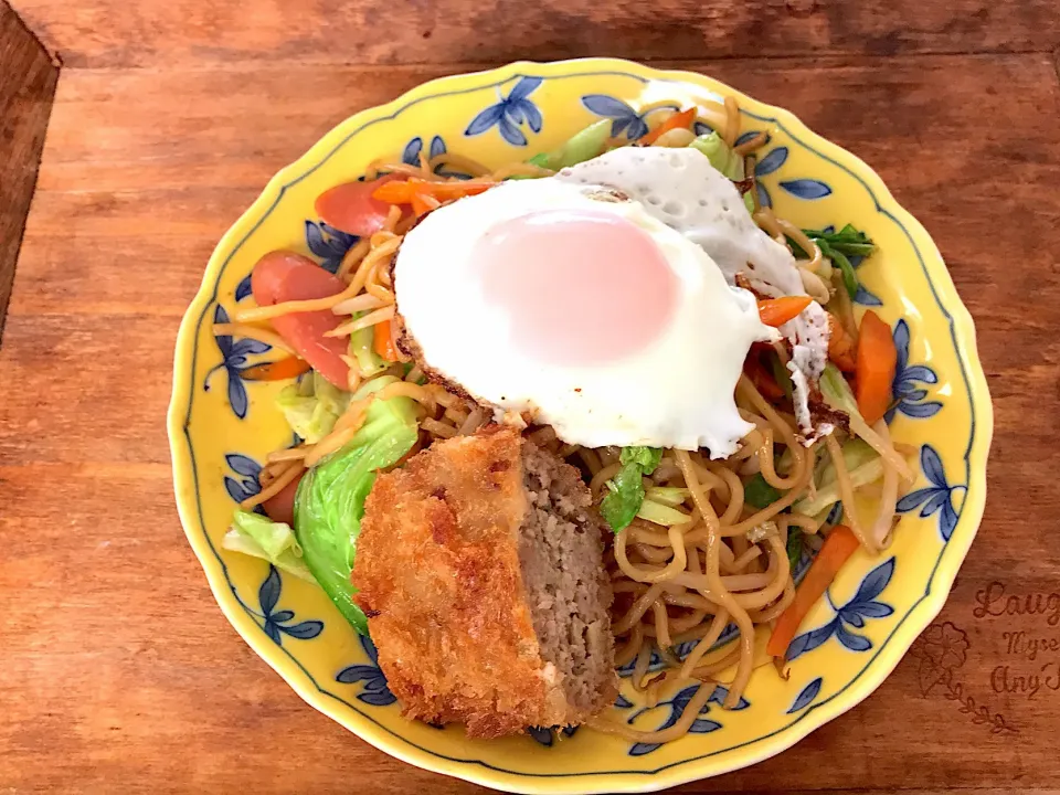 バター醤油焼きソバwithメンチカツ|とみぃさん