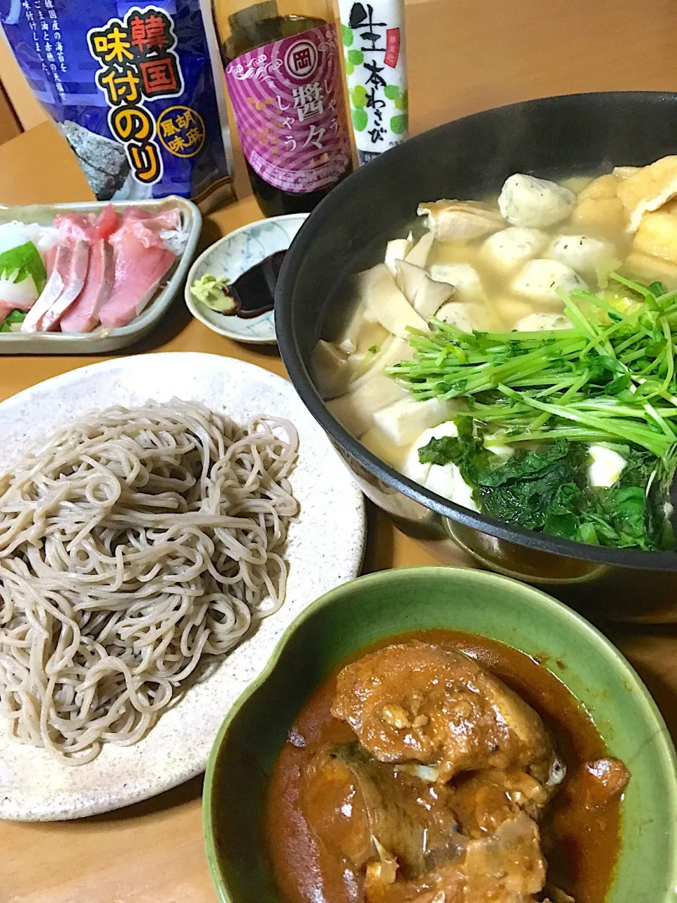 Snapdishの料理写真:11/25の晩御飯 鱈のつみれ鍋〜シメはお蕎麦。 お刺身 鯖のカレー煮|さくたえさん