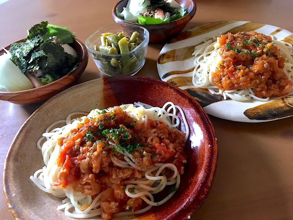 Snapdishの料理写真:お昼ご飯のミートソース（○'ω'○
スマイルボールの海苔おかかサラダ🥗
インゲンの胡麻和え|さくたえさん