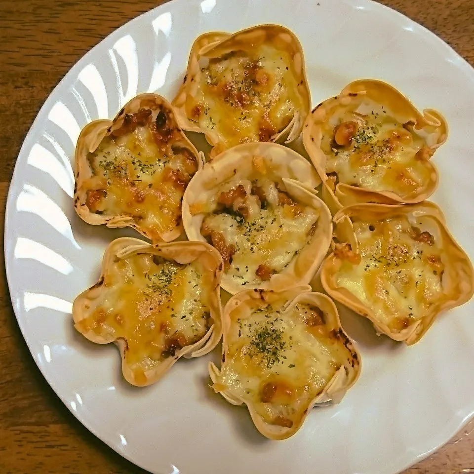 ミイチャンさんの真似っこ❤️餃子の皮で肉味噌ピザ(*^^*)|よっしー♪さん