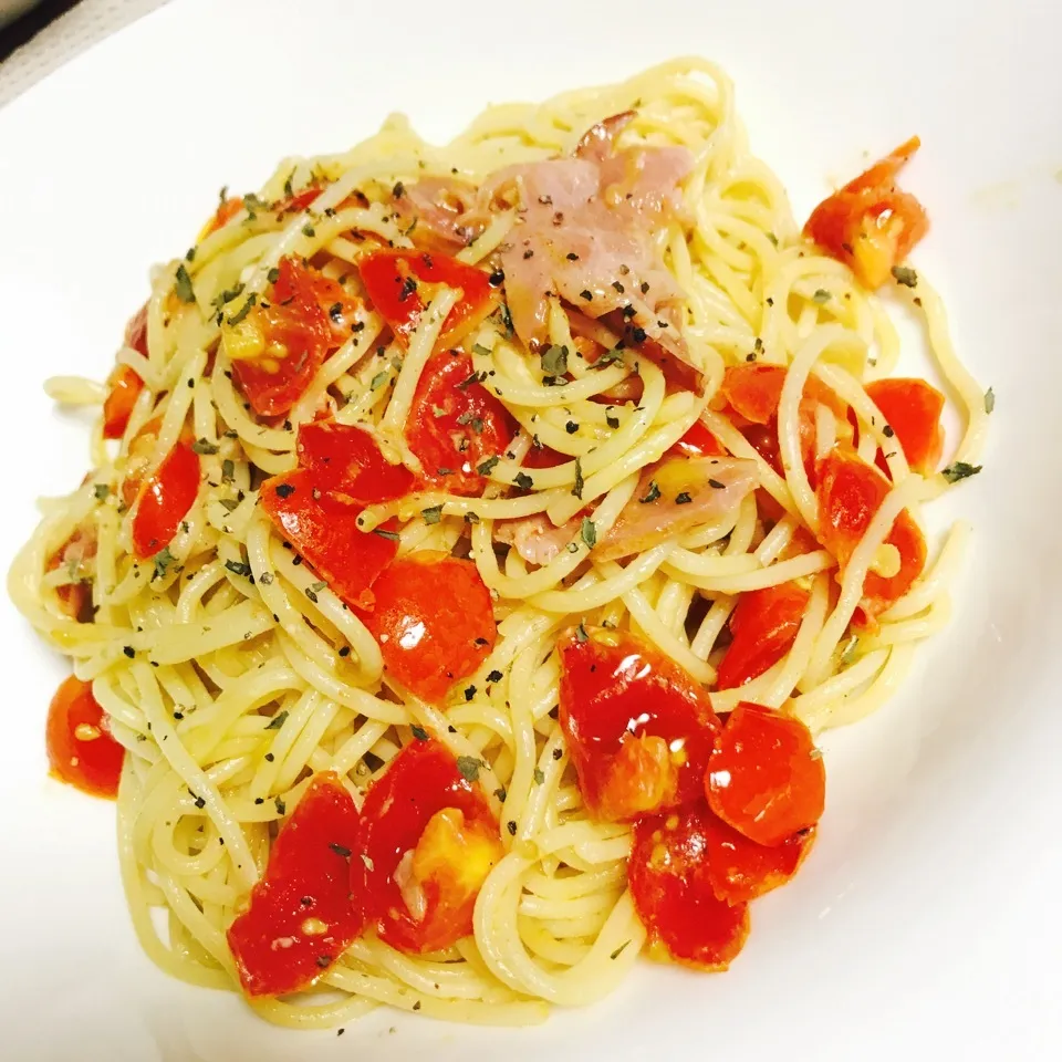 Snapdishの料理写真:トマトが毎日出来る🍅💕笑ハムとクリームチーズのパスタ🍝|ちゃのたろさん