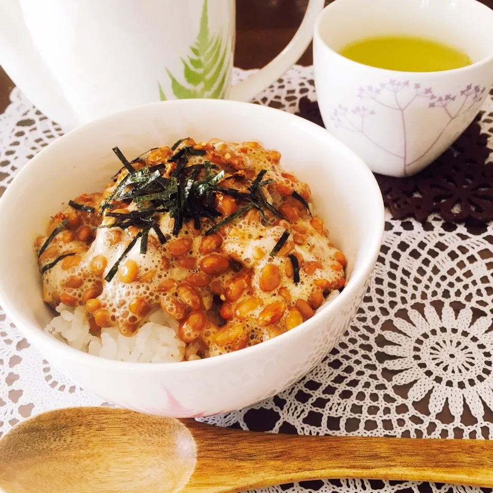 のんびり休日の朝🌸なんだかんだ美味しい納豆かけご飯。笑|ちゃのたろさん