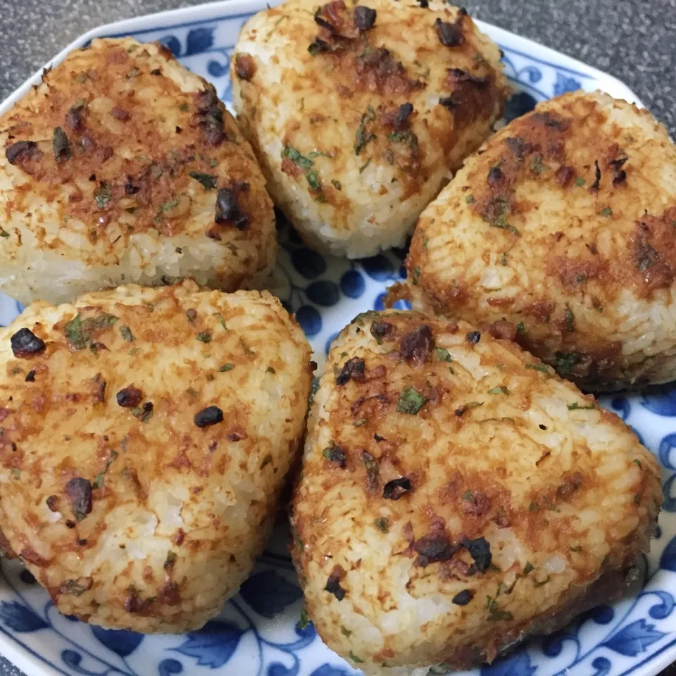 Snapdishの料理写真:しそ味噌おにぎり🍙|あゆさん