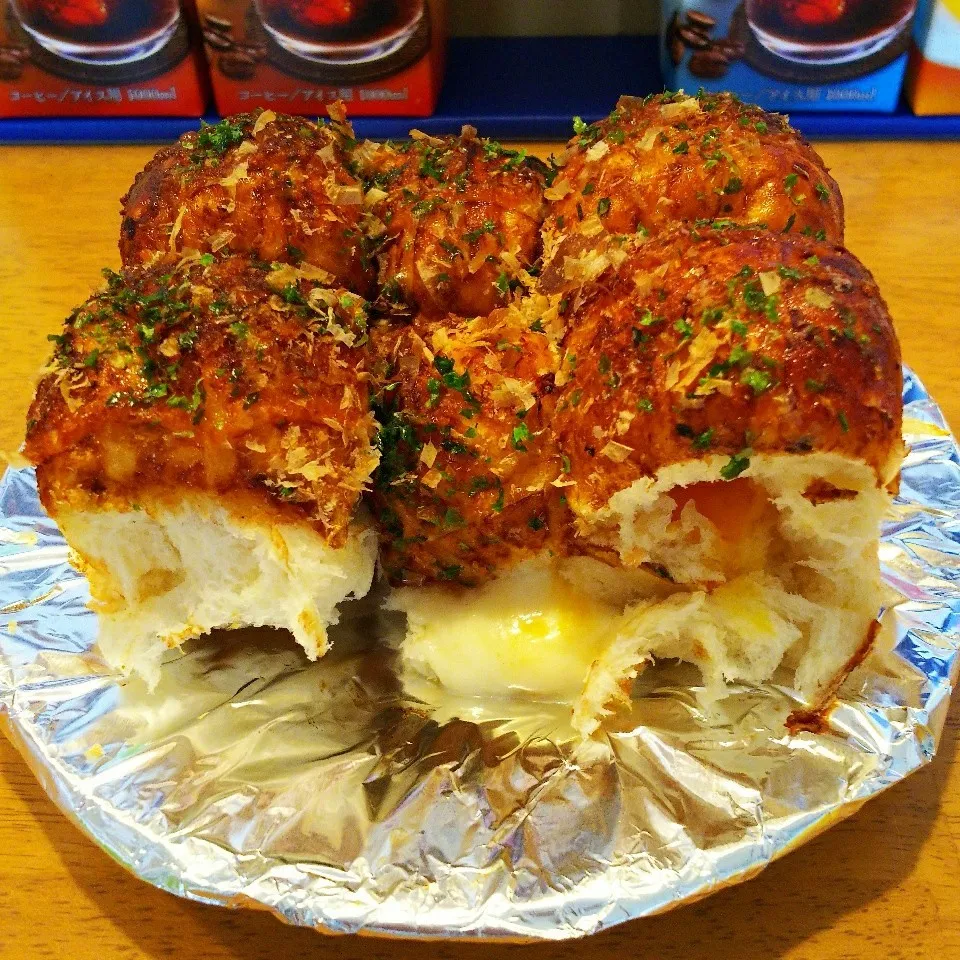 Snapdishの料理写真:たこ焼き風パン🍞🐙|みきさん