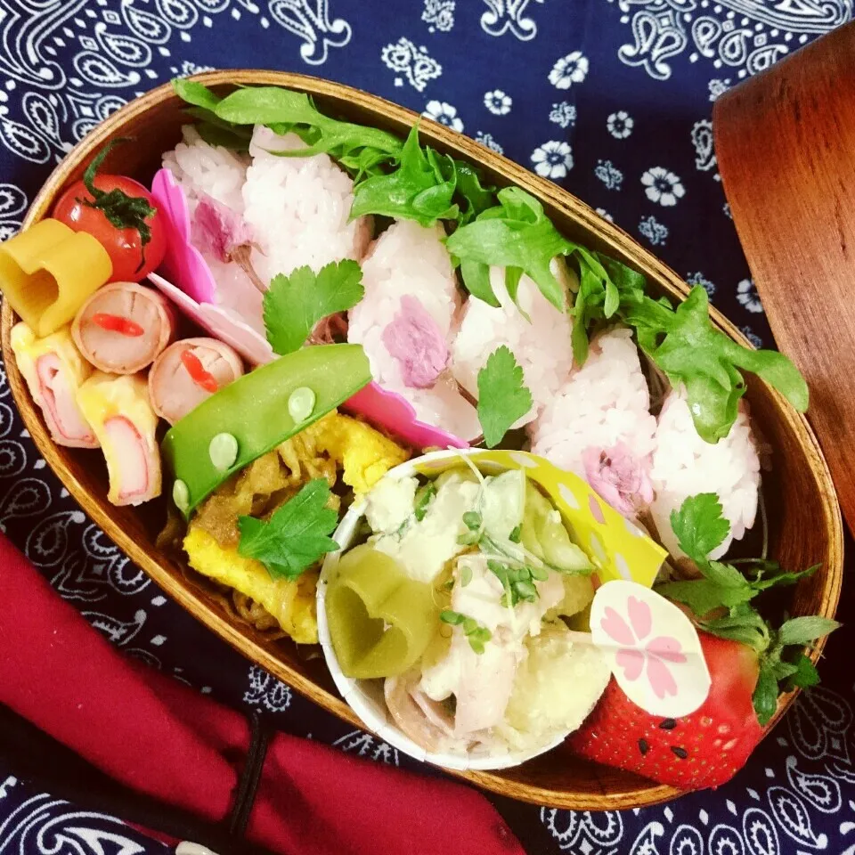 Snapdishの料理写真:Nanちゃん400投稿おめでとぅ🎉桜の花びらご飯お祝い弁当|ようさん