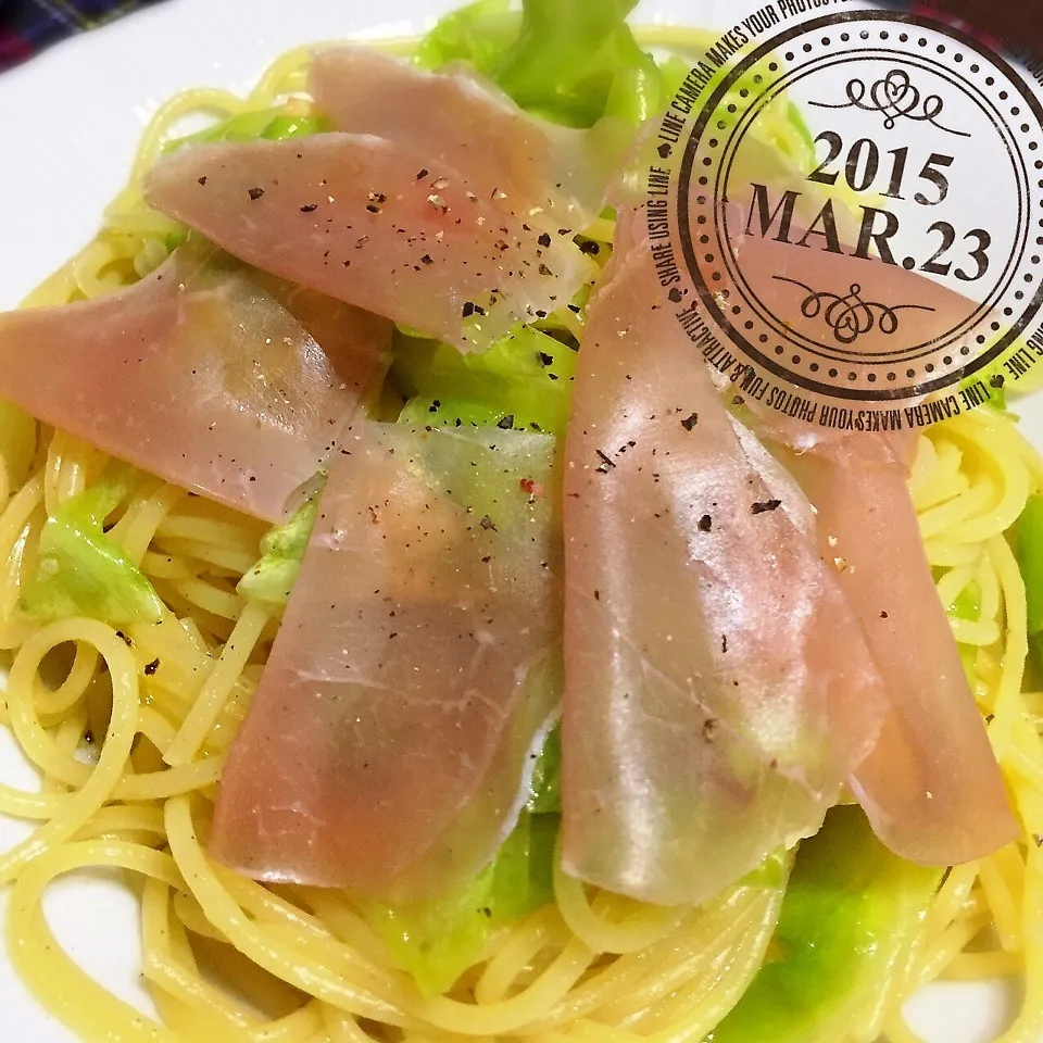 Snapdishの料理写真:キャベツと生ハムのパスタ♡|naokkumabonyariさん