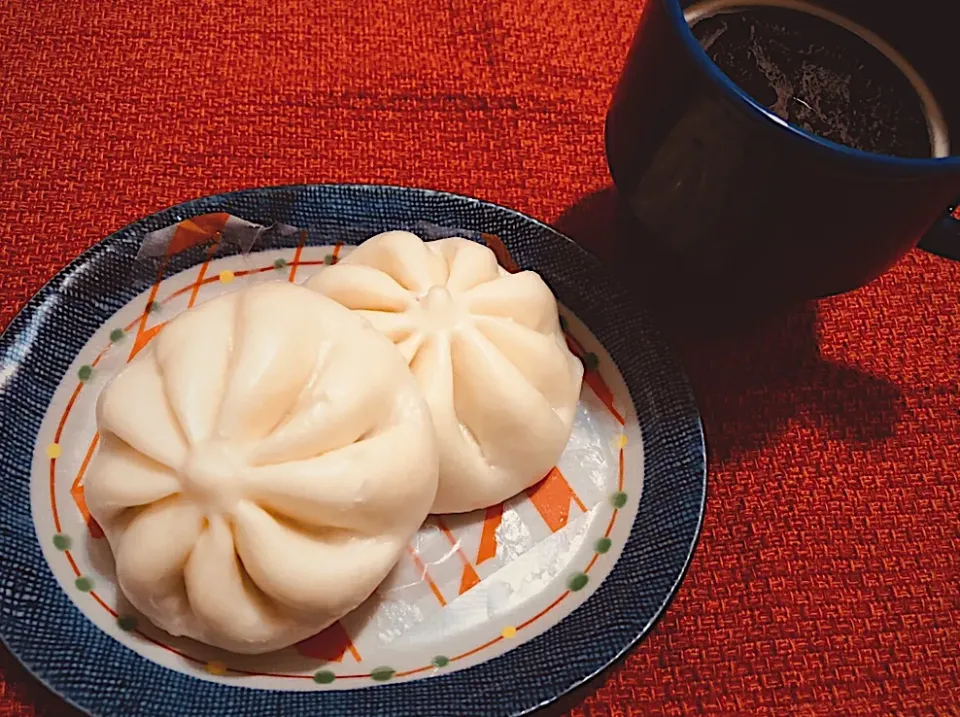 Snapdishの料理写真:11／26朝食  #朝ごはん 
ピザまん  コーヒー|おさんどんさん