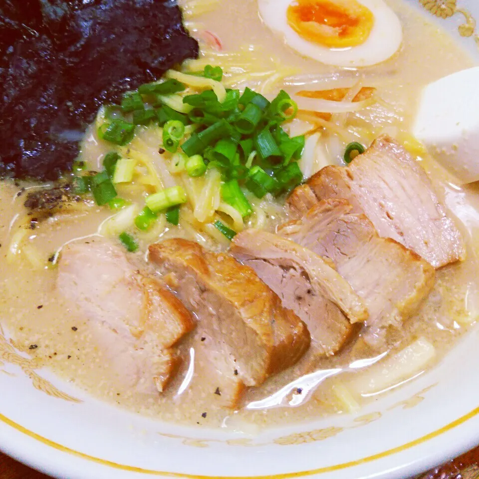 肉々しい1人ラーメン( •̀ω•́ )豚骨醤油チャーシュー麺|かあたん(元ポップン)さん