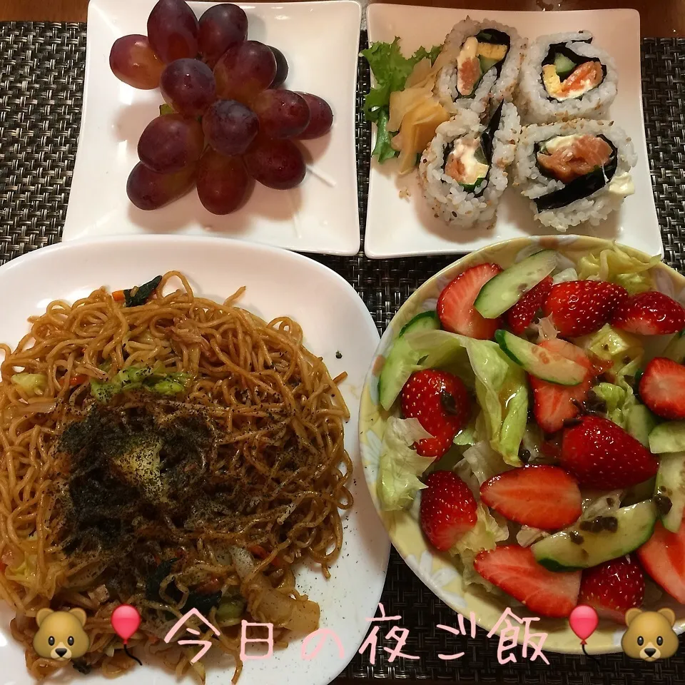 Snapdishの料理写真:11/19(木) 夕食 焼きそばとロール寿司といちごサラダ|♡Hiromi Shimatani♡さん