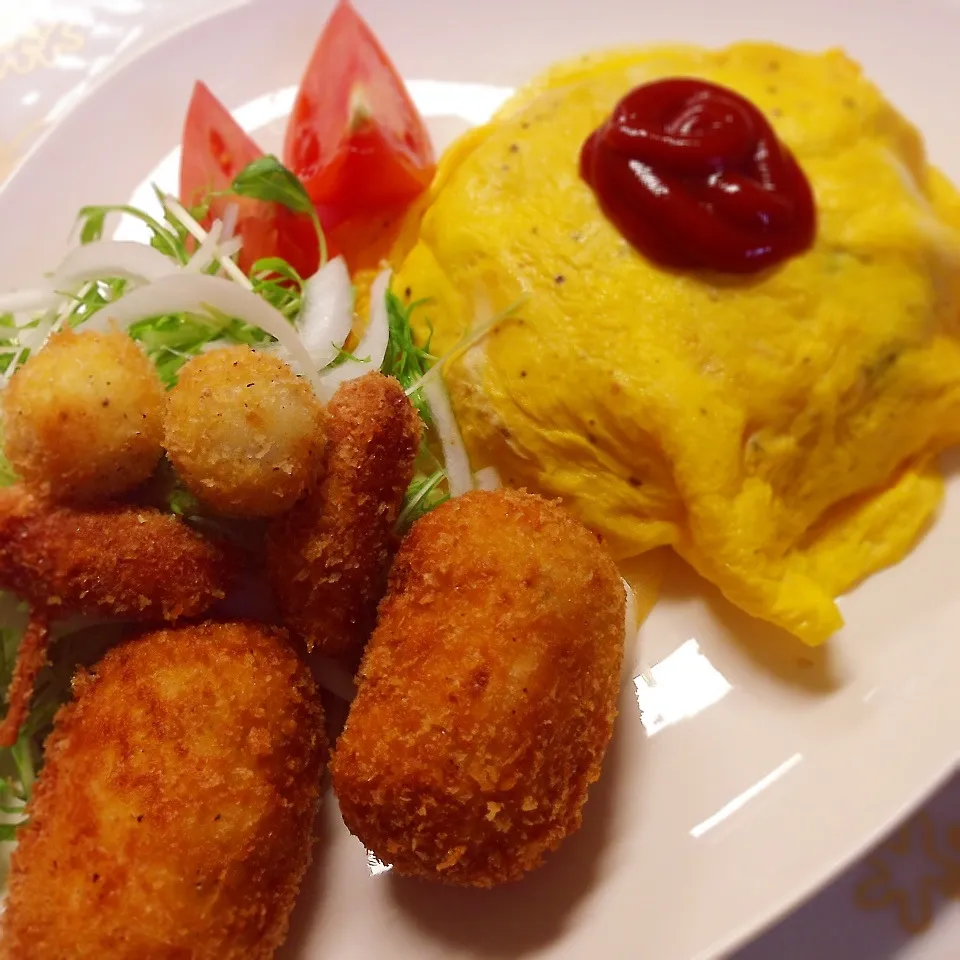 手作りカニクリームコロッケとオムライスの夕飯|みかりんさん