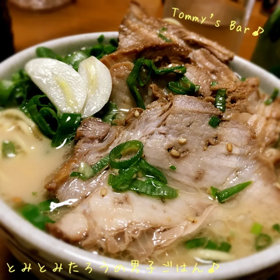 ニンニクスライスたっぷりな！豚骨焼豚ラーメン♪|とみとみたろうの男子ごはん♪さん