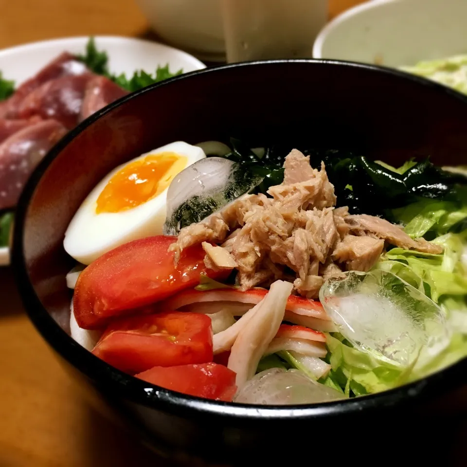 氷でキンキンに！冷やしサラダうどん♪|とみとみたろうの男子ごはん♪さん