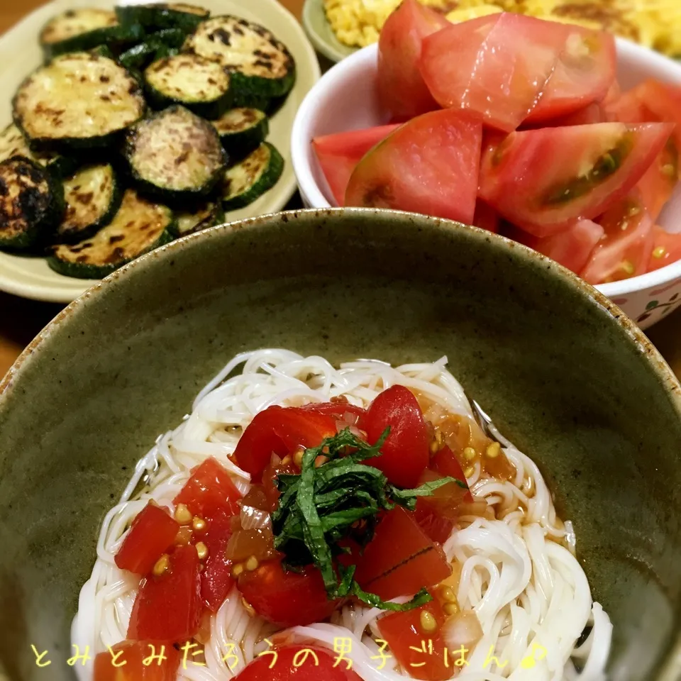 トマト素麺✖︎ズッキーニ✖︎トマトな朝ごはん♪|とみとみたろうの男子ごはん♪さん