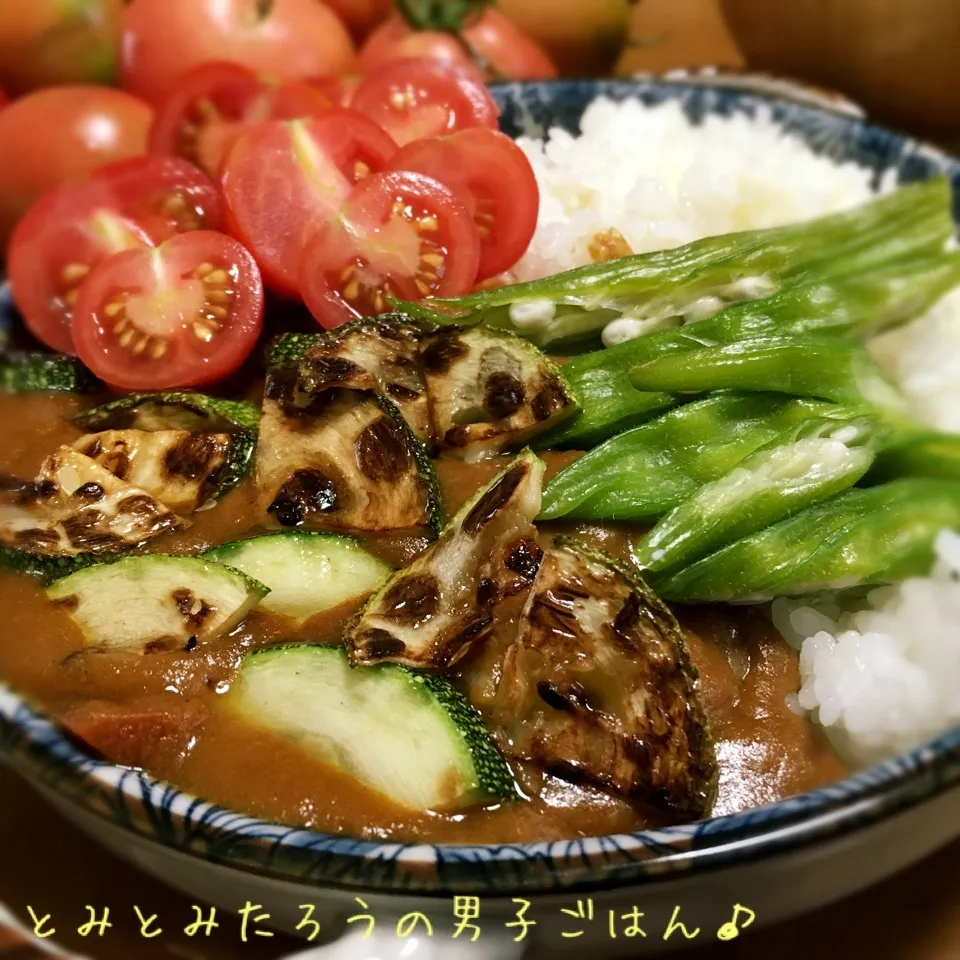 Snapdishの料理写真:昨年の冷凍オクラ✖︎ズッキーニ✖︎トマト入りカレー！|とみとみたろうの男子ごはん♪さん