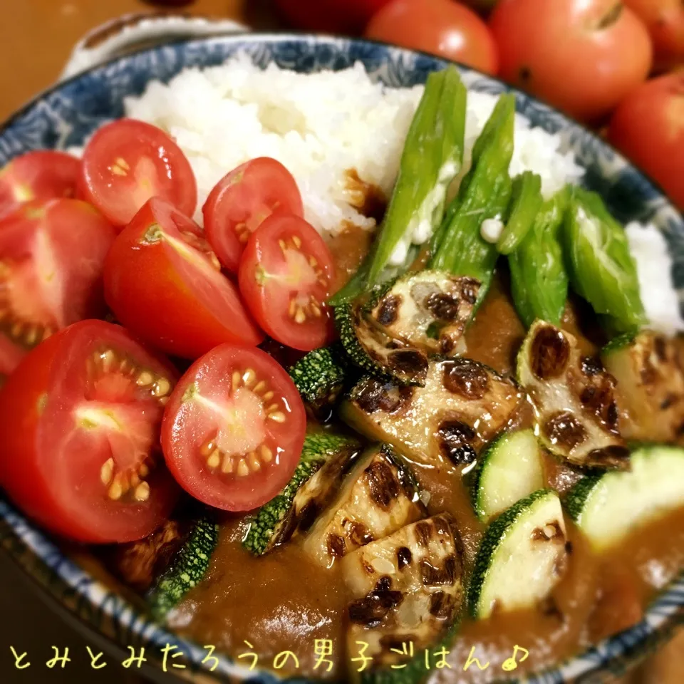 夏野菜トッピングしただけの！インスタントカレー♪|とみとみたろうの男子ごはん♪さん