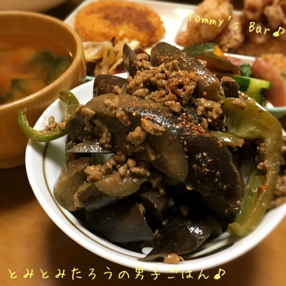 一味フリフリして！ナスとパプリカと挽肉味噌炒め丼♪|とみとみたろうの男子ごはん♪さん