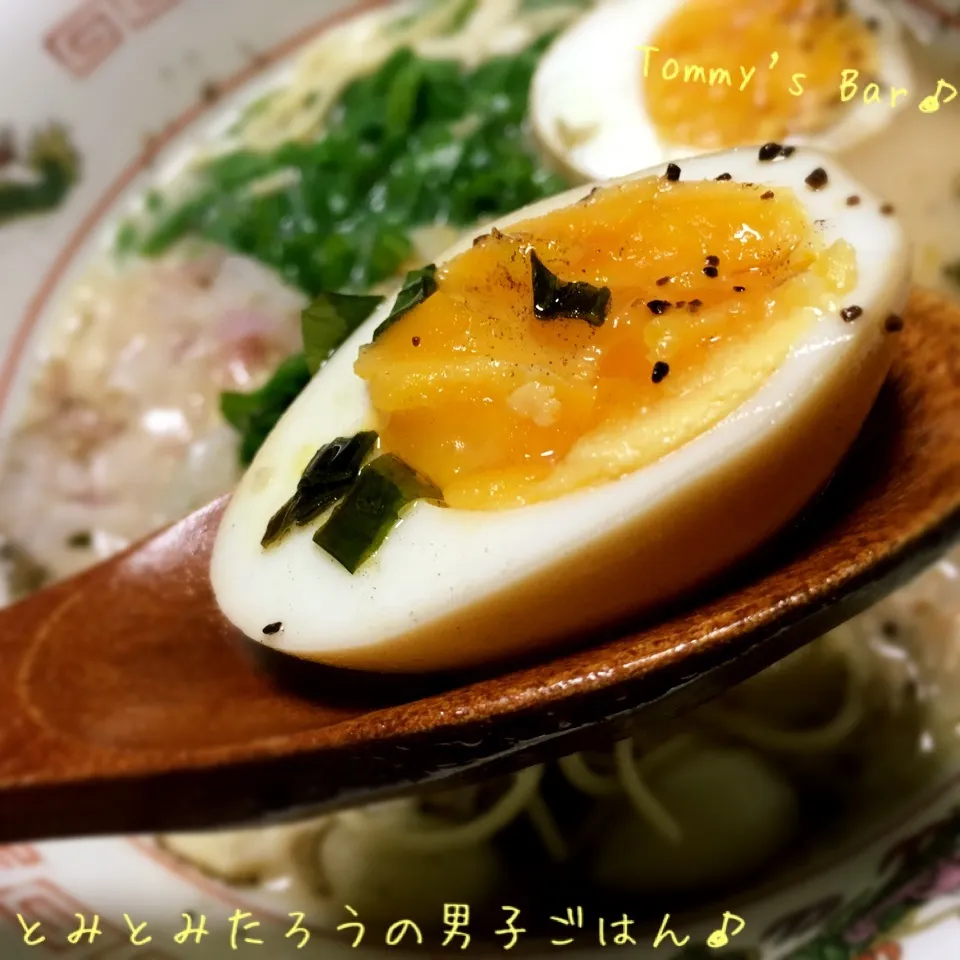 豚骨黒マー油ラーメン味な！煮卵〜♪|とみとみたろうの男子ごはん♪さん