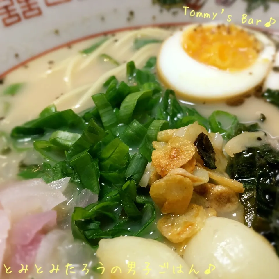 揚げニンニクチップ入りな！黒マー油熊本豚骨ラーメン♪|とみとみたろうの男子ごはん♪さん