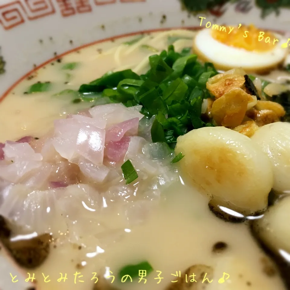 刻み赤玉ねぎ✖︎刻み青ネギ入り！熊本黒マー油豚骨ラーメン♪|とみとみたろうの男子ごはん♪さん