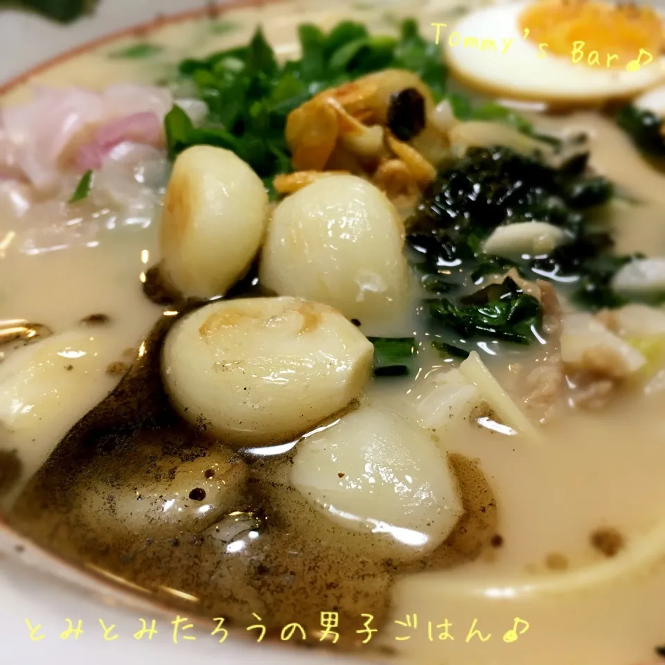 Snapdishの料理写真:黒マー油✖︎ニンニクゴロゴロな熊本豚骨ラーメン！|とみとみたろうの男子ごはん♪さん