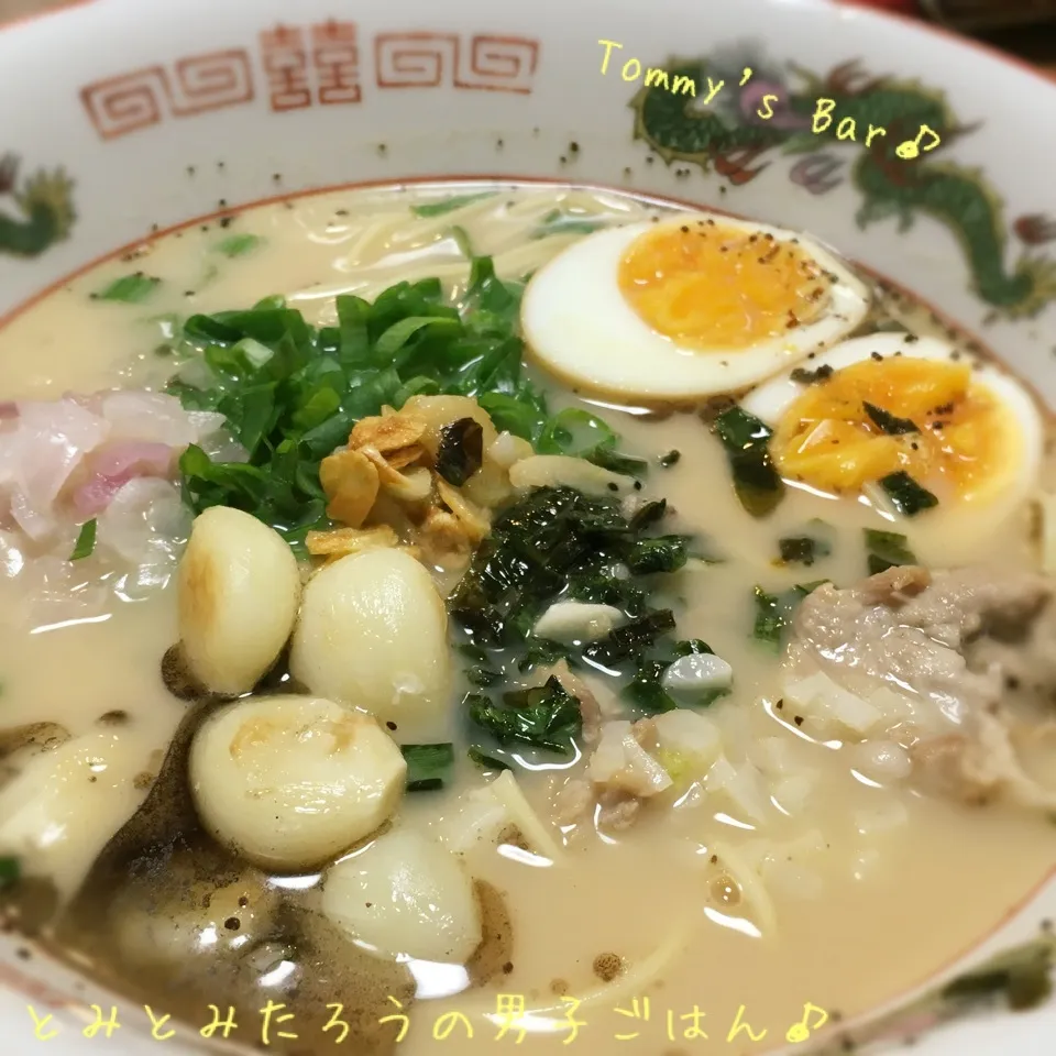 Snapdishの料理写真:ニンニクゴロゴロ！焦がしニンニク！熊本黒マー油豚骨ラーメン♪|とみとみたろうの男子ごはん♪さん