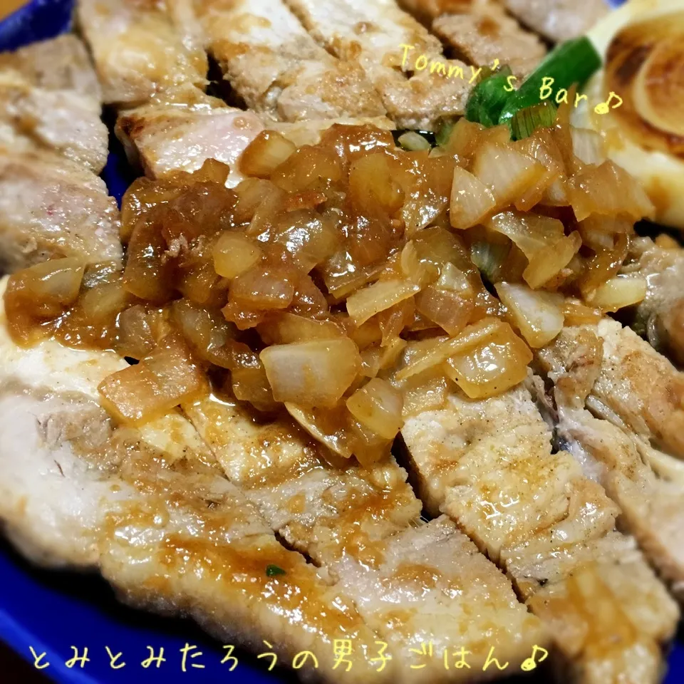 飴色生姜醤油な新玉ソースの豚肉生姜焼きステーキ♪|とみとみたろうの男子ごはん♪さん