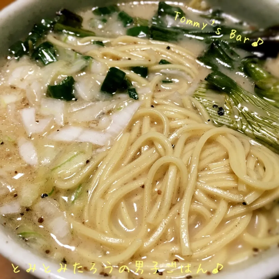 新玉✖︎焼き葉っぱ入り豚骨ラーメン♪|とみとみたろうの男子ごはん♪さん