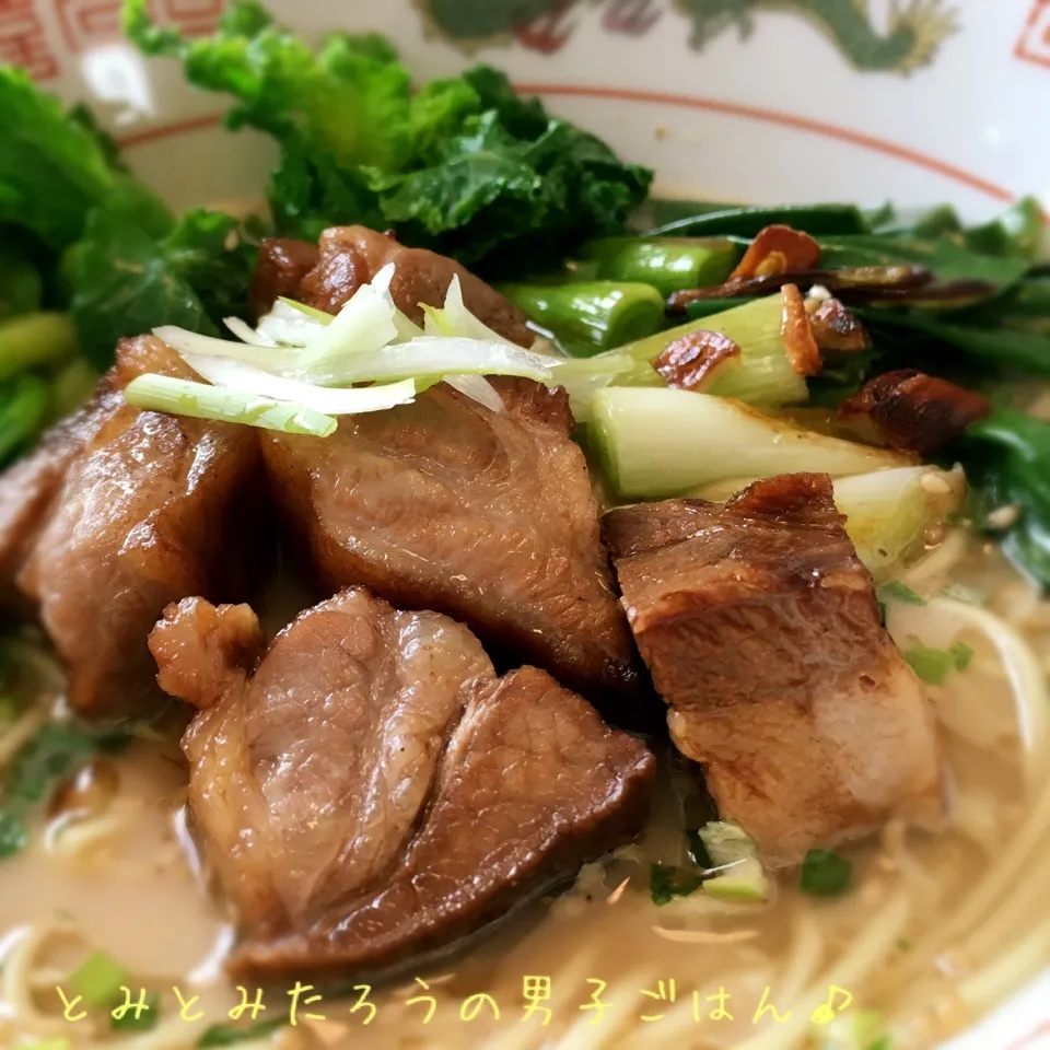 焦がしネギ✖︎ニンニクチップ入り！ゴロゴロ豚骨焼豚ラーメン♪|とみとみたろうの男子ごはん♪さん