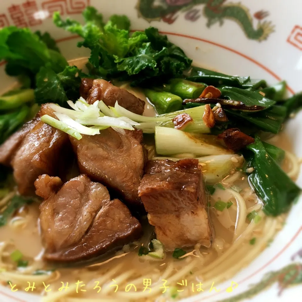 プチヴェール✖︎キャベツ✖︎焦がしネギ！豚骨焼豚ラーメン♪|とみとみたろうの男子ごはん♪さん