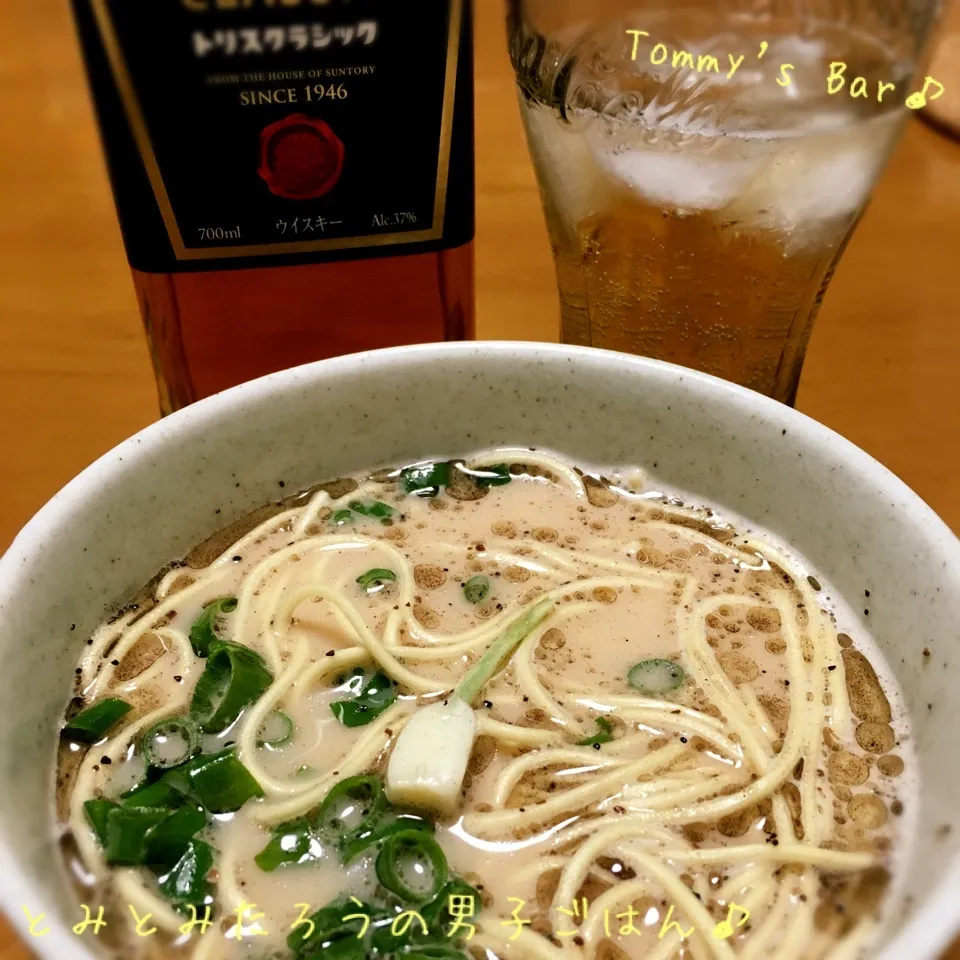 夜中のマー油入り！熊本とんこつラーメン♪|とみとみたろうの男子ごはん♪さん